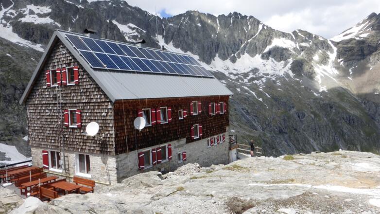 Nach Dachsanierung im Juni 2016 mit Solarpaneelen