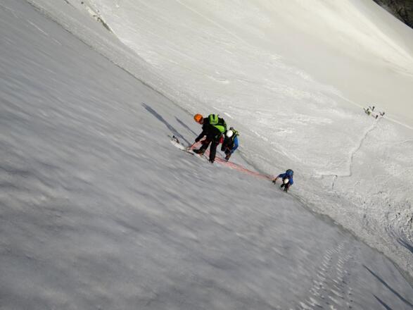 ... ein Einfachseil. Der Mittelmann ist mittels Führerknoten und Seilweiche eingebunden.