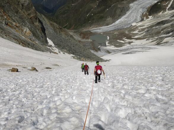Die kürzere Abstiegsvariante vom Urkundsattel zum Taschachhaus führt nach Norden, Richtung Taschachferner