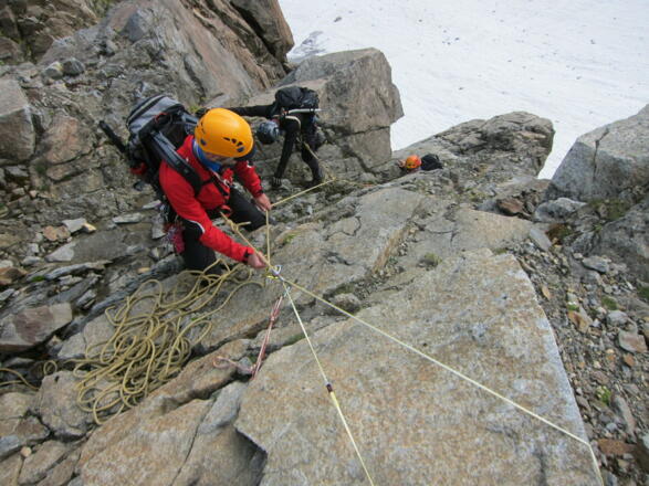Standplatz am Ende der zweiten Seillänge an einem stabilen Felsblock.