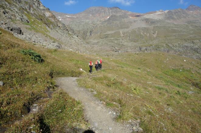 Rückblick zum Ramolhaus (kurz vor der Langtalereckhütte)