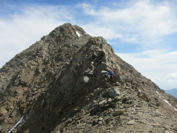 Kurze Aufsteilungen im Grat bieten leichte Kletterstellen (II+). Geübte gehen ungesichert, ....