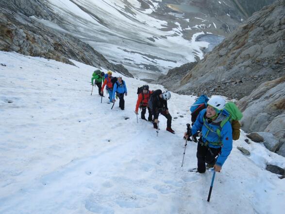 Auch ein Übungsleiter-Kurs des ÖAV ist unterwegs. Unten der Taschachferner.