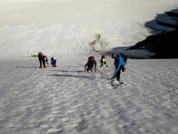 Den Vorsteiger sichern wir mit HMS im Zentralpunkt des Standplatzes, die Nachsteiger mittels Plate (Reverso 4).