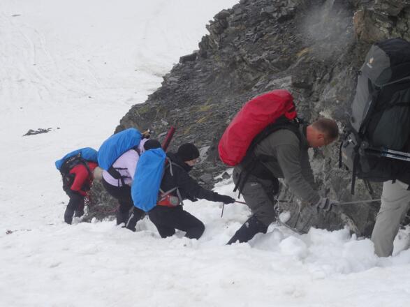 Ein Sicherungsseil hilfe beim Abstieg.