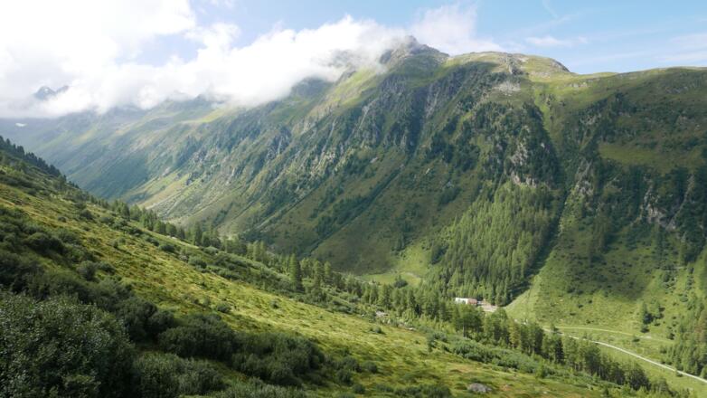 Im Tal die Larein Alpe, darüber der Predigberg