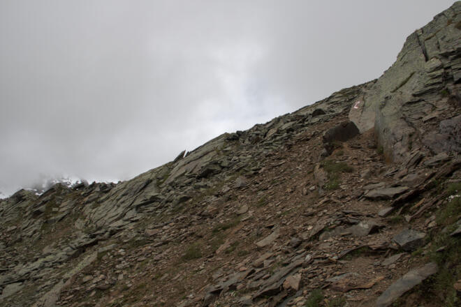 Der etwas rutschige Abstieg vom Gipfel