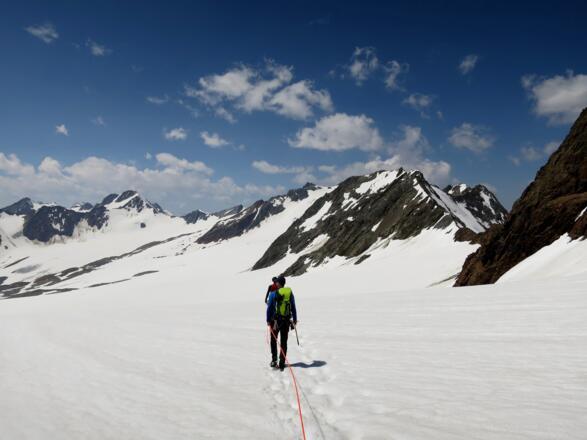 Der Felssattel rechts ist das Taschachjoch, links davon die Hochvernagtwand.