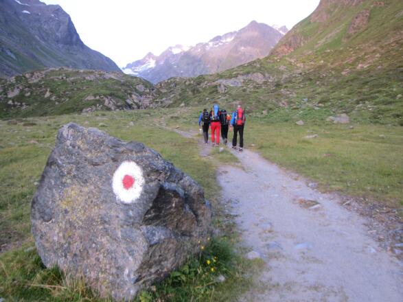 Ideal zum warm laufen - die ersten Kilometer entlang des Alpeinerbachs. In Bildmitte die kurze Geländestufe &quot;Höllenrachen&quot;, hinten rechts der Apere Turm.