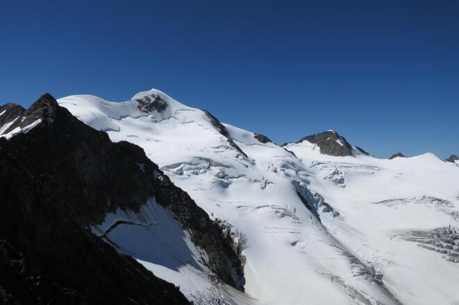 Blick vom Gipfel auf die Wildspitze und den Hinteren Brochkogel.