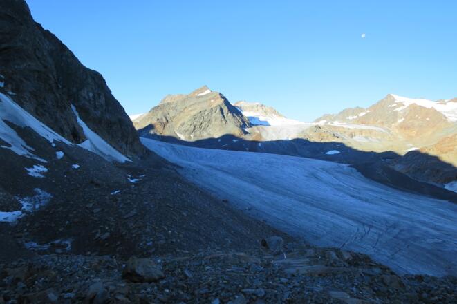 Kurz vor dem Mittelkarferner, hier ist Gletschereis unter der Moräne, man kann immer wieder abrutschen, daher Vorsicht.