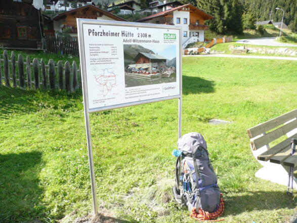 Infotafel über die Pforzheimer Hütte.