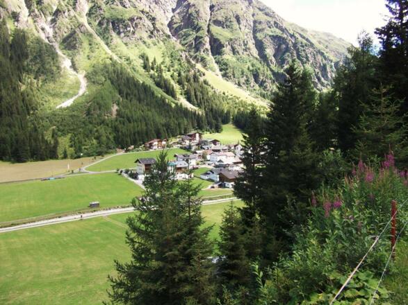 Fast geschafft - Plangeroß ist schon zu sehen, die Bushaltestelle nicht mehr weit