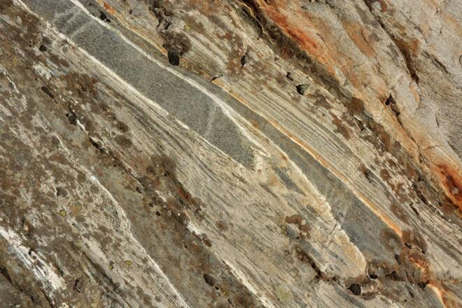 Kunstwerke, geschaffen durch die Gletscher: Gletscherschliffe am Wege