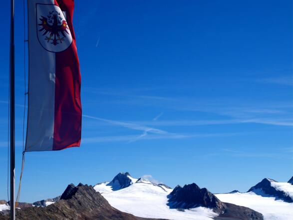 Ramolhaus 3006 m mit Blick zur Hochwilde