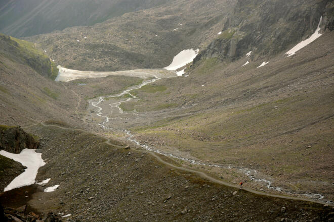 Abstiegsweg von der Kaunergrathütte: anfangs folgt der Weg dem Moränenkamm