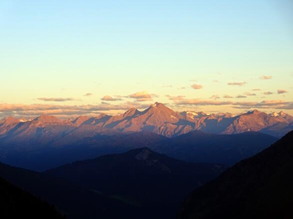 Morgendlicher Blick zu den Stubaier Alpen