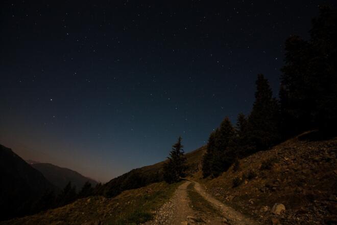 Nachtaufnahme neben der Hütte
