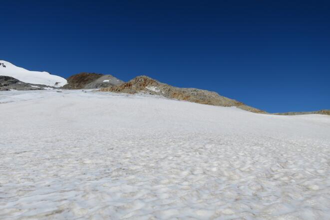 Der Gipfelaufbau der Hohen Wände (Brauner und hellgrauer Fels) Den kleinen Felskopf umgehen wir links.