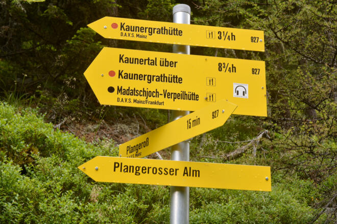 Wegweiser am unteren Aufstiegsweg zur Kaunergrathütte