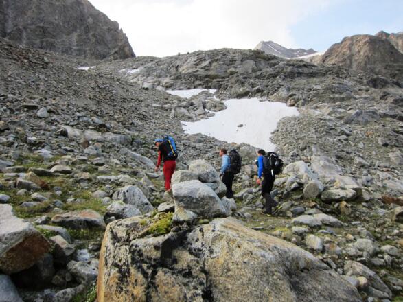 Der Aufstieg durch das weitgehend weglose Block- und Möränengelände erfordert gutes Geländegespür. Als grobe Orientierung halten wir auf den markanten Felspfeiler der Inneren Sommerwand zu.