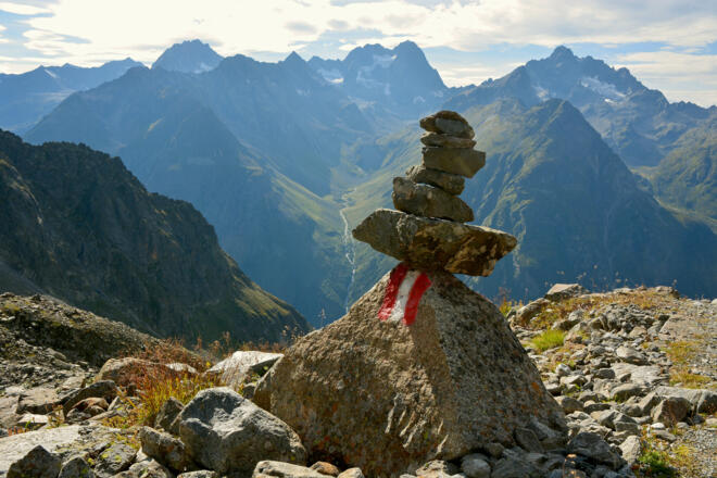 Blick vom Kamm der Moräne zu den Gipfeln des Kaunergrats