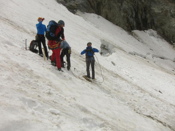 Vor überqueren des Bergschrundes werden Gletscherseilschaften gebildet.