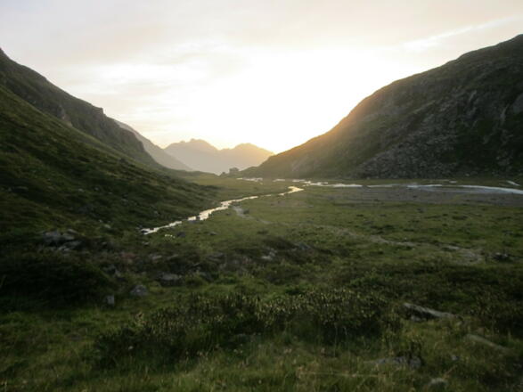 Aufbruch von der Franz-Senn-Hütte kurz vor Sonnenaufgang (konkret: 06:00 Uhr). Blick zurück Richtung Kalkkögel.