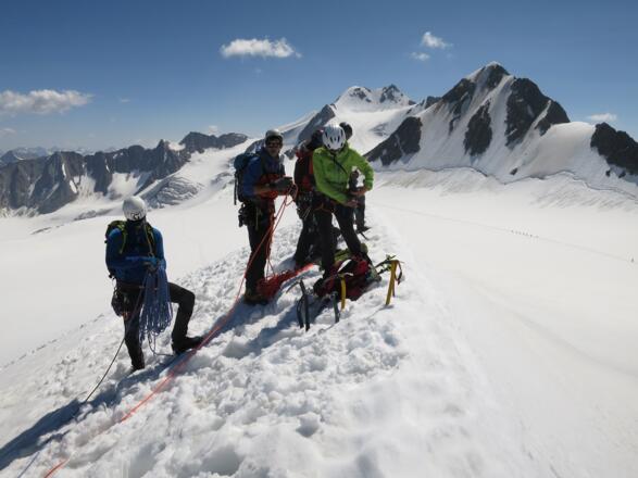 Am Gipfel der Petersenspitze (3484 m), hinten Wildspitze (3770 m) und Hinterer Brochkogel (3648 m).