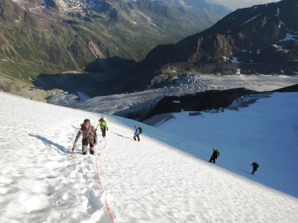 In der Steilstufe. Unten der Taschachferner und - hinten links - das Taschachhaus.