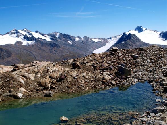 Lacke mit Hochwilde im Hintergrund