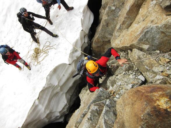 Ein altes, gut sichtbares Fixseil markiert den Einstieg und den Routenverlauf. Die ersten Meter nach der Randkluft sind meist sandig und brüchig. 