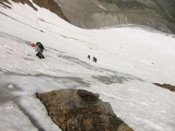 Die letzten ca. 100 Höhenmeter zur Scharte steilt sich der Gletscherhang zu einer knapp 35° steilen Flanke auf. Im Rahmen unseres Kurses wurde hier ...