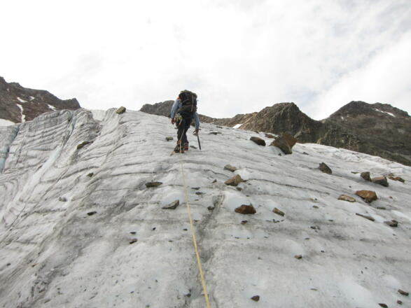 Ein kurze Aufsteilung des hier blanken Gletschers führt auf den flachen Teil des Seespitzferners. Eine Zwischensicherung (Eisschraube) verringert das Mitreißrisiko.