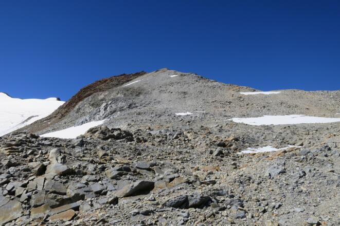 Rechts über den Grat aufwärts.