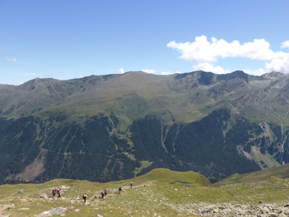 Blick von der gegenüberliegende Talseite auf Roter Kogel, Sömen und unterhalb Alfinger Alm