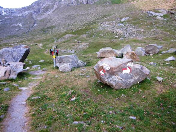 Markante Weggabelung im hinteren Teil des Alpeinertals. Wir folgen dem Weg &quot;NEU&quot; bzw. den Wegweisern zum Alpeiner Ferner.