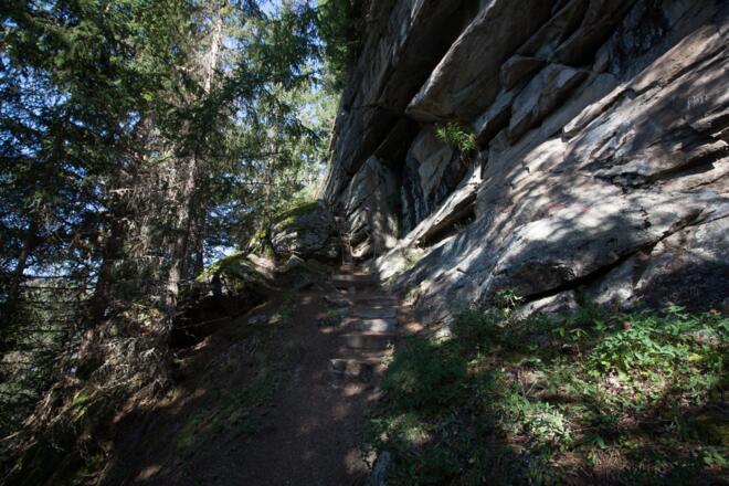 Felsige Stufe mit Leiter oder außenrum