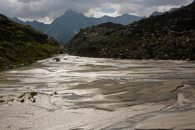 Schmelzwasser - im Hintergrund der Puitkogel im Geigenkamm