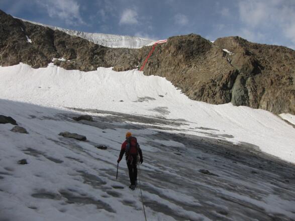 Auf dem Alpeiner Kräulferner halten wir direkt auf den Felsriegel zu, über den wir dann in leichter Kletterei den Seespitzferner erreichen.