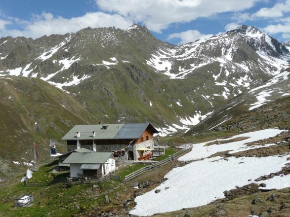 Pforzheimer Hütte mit Zischgels 3007m, Schöntalspitze 3010m und Grubenwand 3350m.