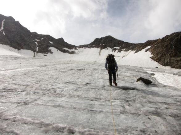 Im flachen Teil des Seespitzferners halten wir geradewegs auf die Scharte (knapp links der Bildmitte) im Gratverlauf zu.