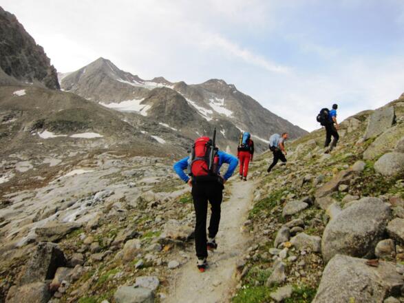 Der unschwierige, sehr gut gewartete &quot;Erlebnisweg Alpeiner Ferner&quot; zieht unschwierig in Serpentinen hinauf zu den Sanderflächen des Alpeiner Ferners. Der Gipfel der Östlichen Seespitze und Teile des Anstiegs werden sichtbar.