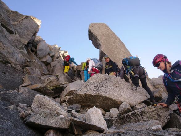 Je näher wir dem Grat kommen, desto stabiler werden die Blöcke.