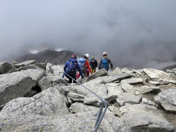 Der Abstieg über den Normalweg beginnt als versicherter Steig.