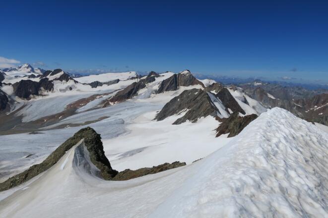 Der flache Gletscher im Hintergrund mit der Weißseespitze, rechts davon die Hochvernagtspitze.