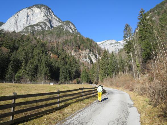 Auf der Klammstraße kurz vor dem Schluchteingang. Links der Hechenberg.