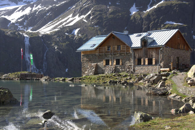 Winnebachseehütte (2.362 m) mit Wasserfall der Bachfalle.