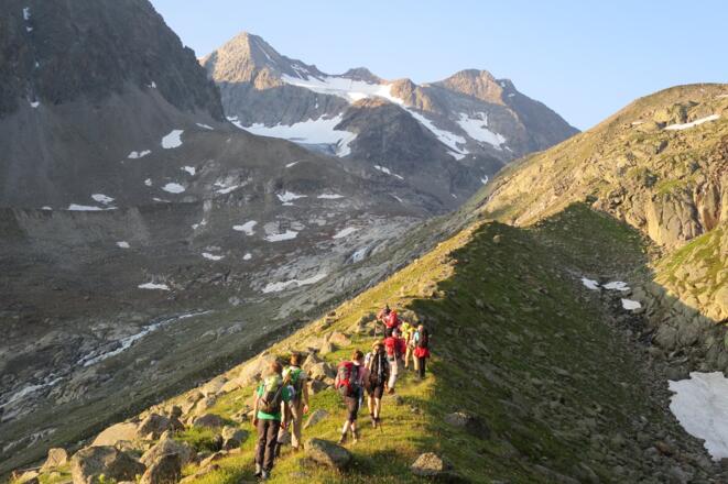 Auf der Moräne vom Jahr 1860 wandern wir in der Morgensonne.