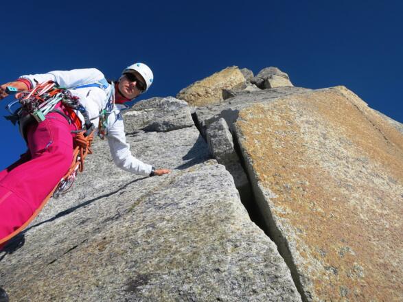 Der Riss, der den ganzen Turm spaltet, definiert die Kletterlinie.